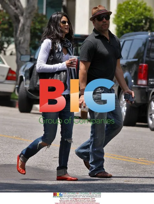 Jeremy Piven Visits Restaurant with Mystery Girl