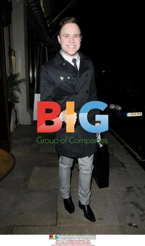 Olly Murs Buys Big Issue in London