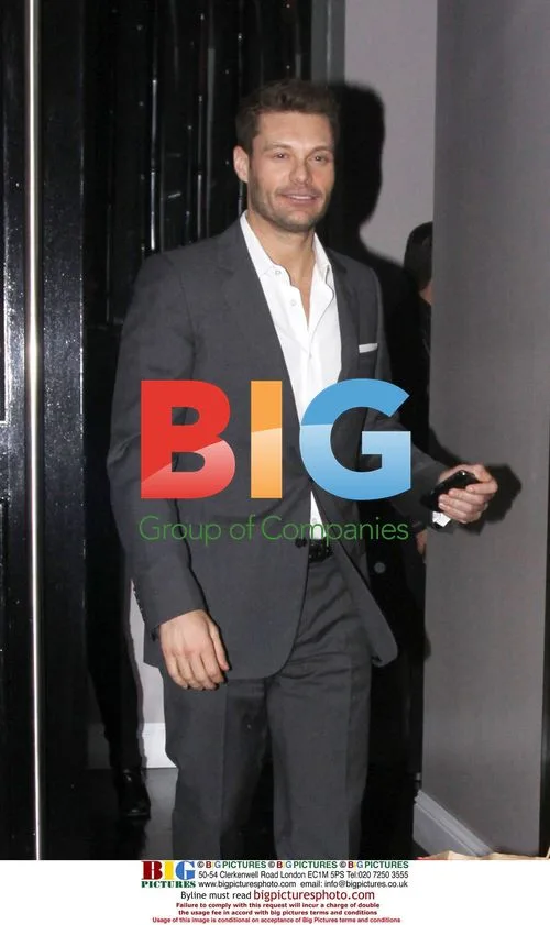 Ryan Seacrest leaving restaurant