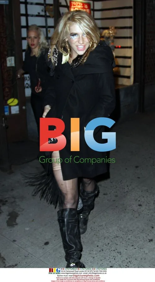 Ke$ha shopping in NYC