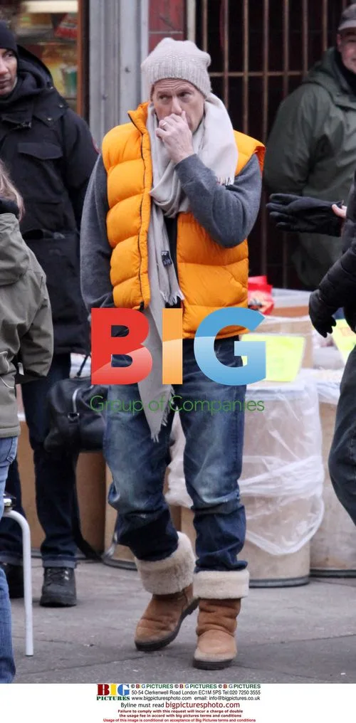 Bruce Willis and Mary Louise Parker on "Red" set