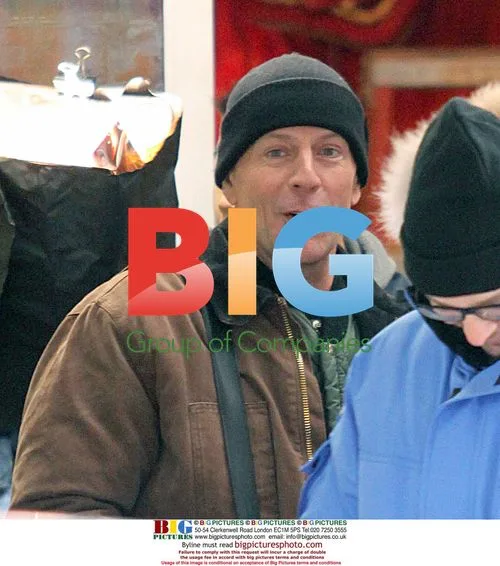 Bruce Willis and Mary Louise Parker on movie set