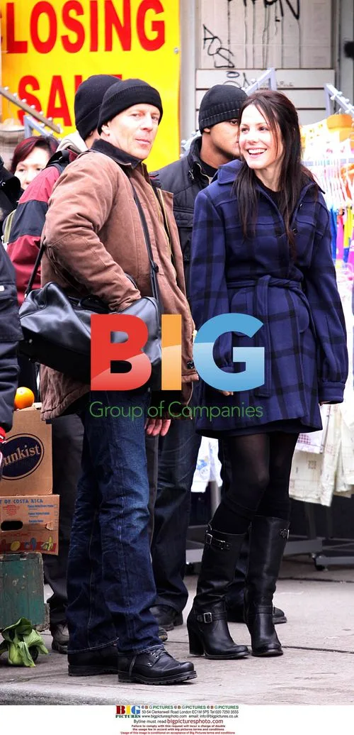Bruce Willis and Mary Louise Parker on Red set