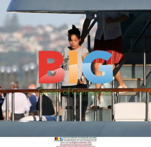 Lily Allen Enjoys Sydney Outing with Friends