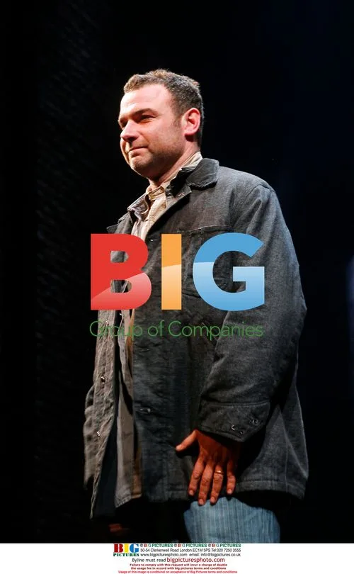 Scarlett Johansson, Liev Schreiber in "A View From The Bridge"
