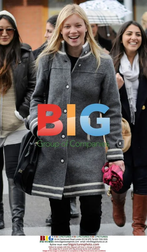 Amy Smart leaving restaurant in LA