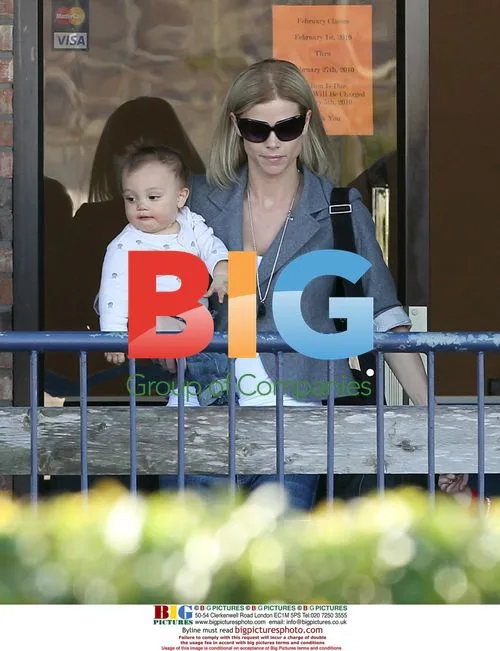 Elin Nordegren with children at gymnastics center