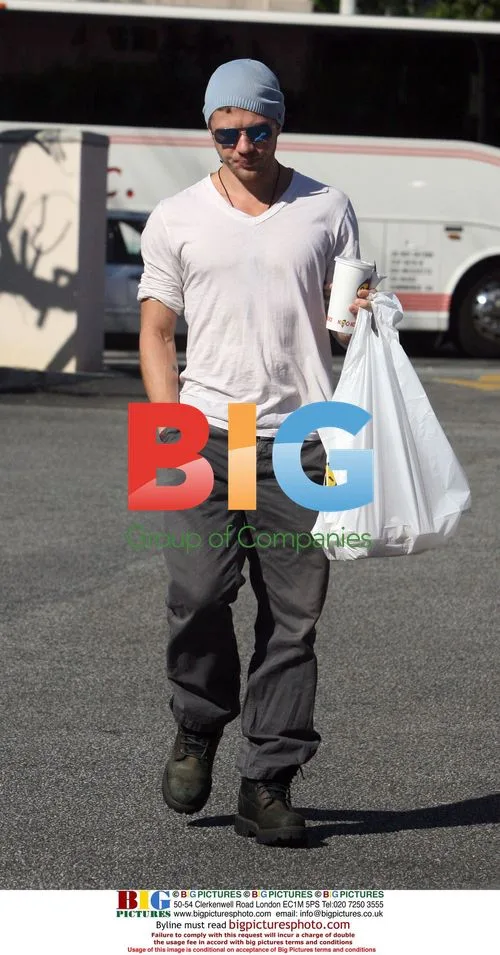Ryan Phillippe Gets Take-Out