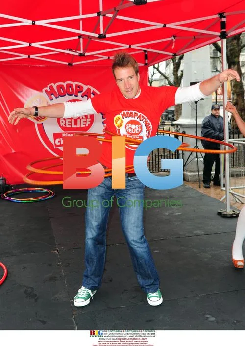 Ben Fogle and Marawa hula-hooping for Sport Relief