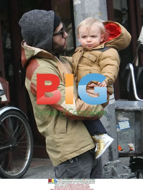Pete Wentz and baby Bronx get pizza in NYC