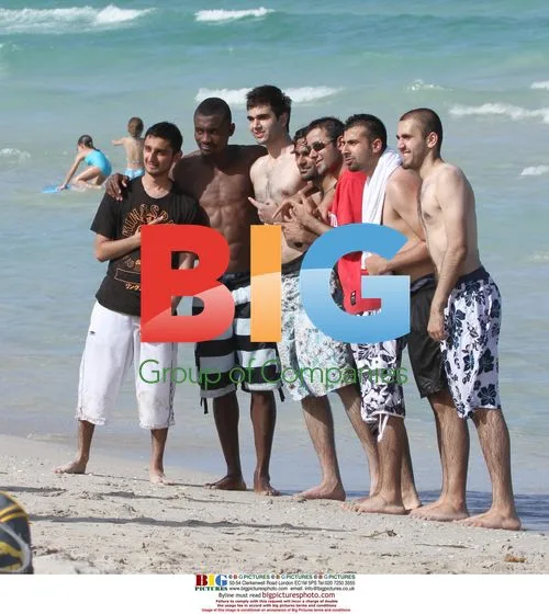 Salomon Kalou poses with fans on Miami beach