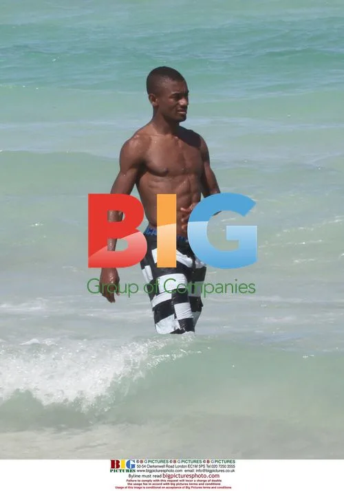 Salomon Kalou poses with fans on Miami beach