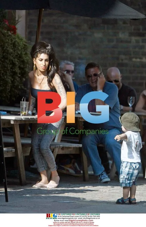 Amy Winehouse Interactions with Boy at Pub