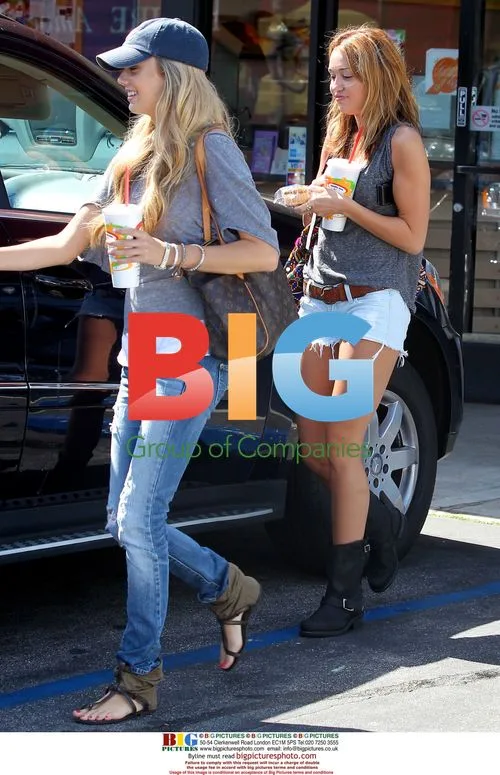 Miley Cyrus and Melissa Ordway Grab Smoothie