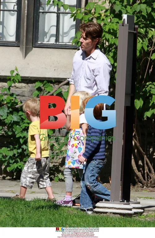Julia Roberts With Kids on Movie Set