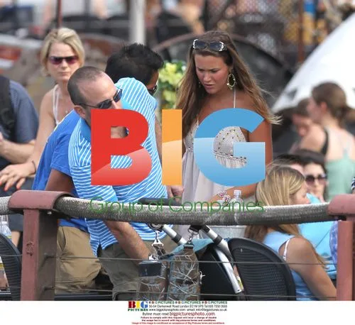 Joss Stone Enjoying Drinks with Friends