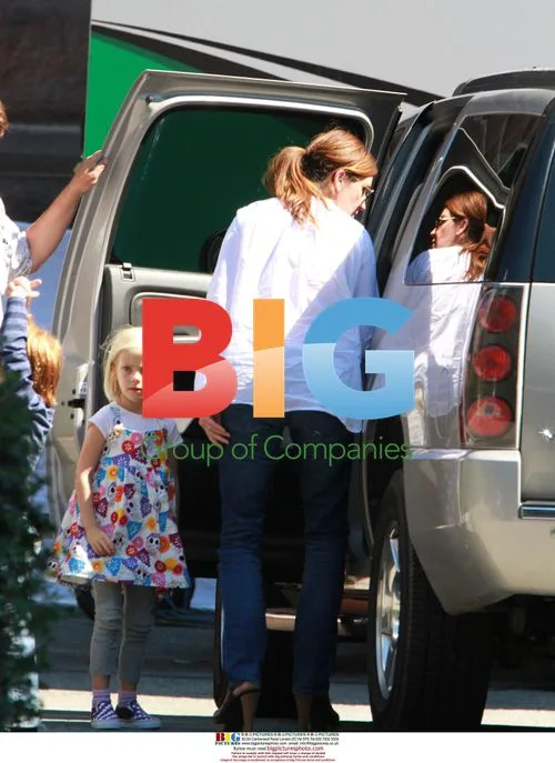 Julia Roberts Visits Kids on Movie Set