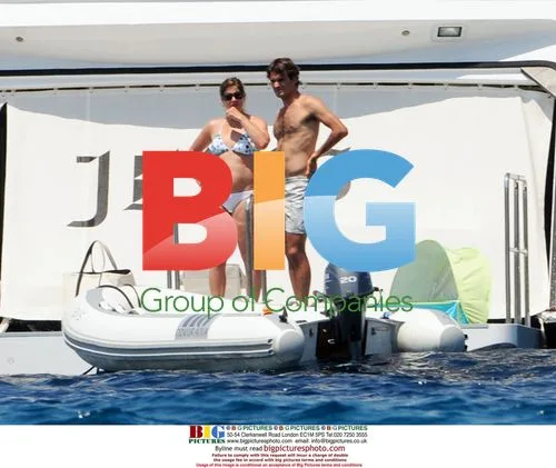 Roger Federer relaxes with girlfriend Mirka