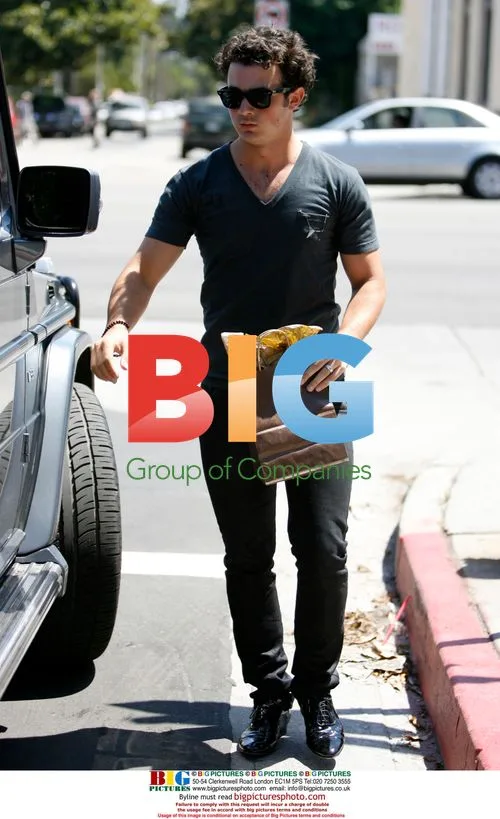 Joe Jonas and Kevin Jonas Shopping in LA