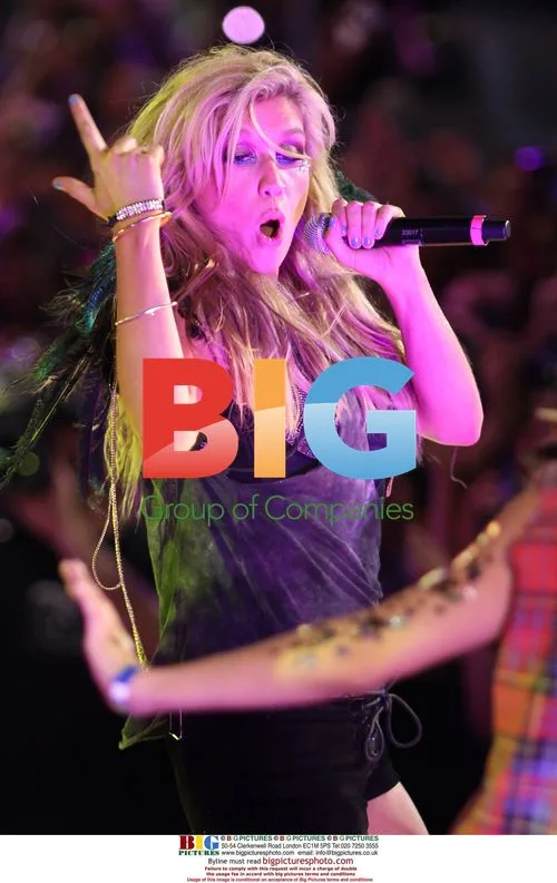 Ke$ha performs Tik Tok live at 2010 MMVA