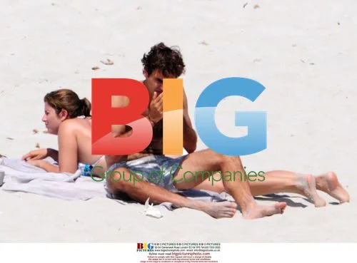 Federer Enjoys Sunshine with Girlfriend