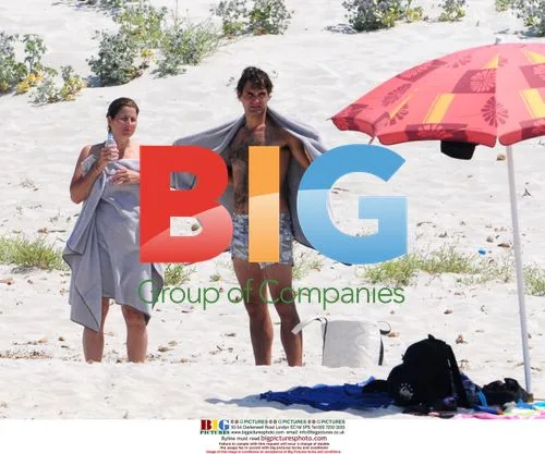 Federer and Girlfriend Enjoy Sunshine in France