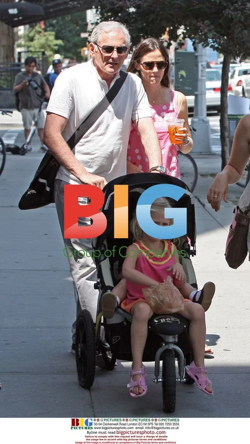 Jennifer Garner with TV dad & daughters in NYC
