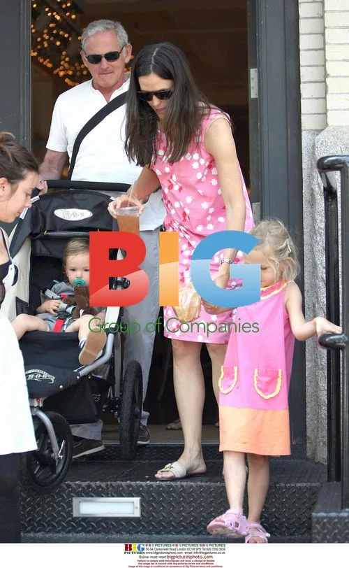 Jennifer Garner with Victor Garber and daughters