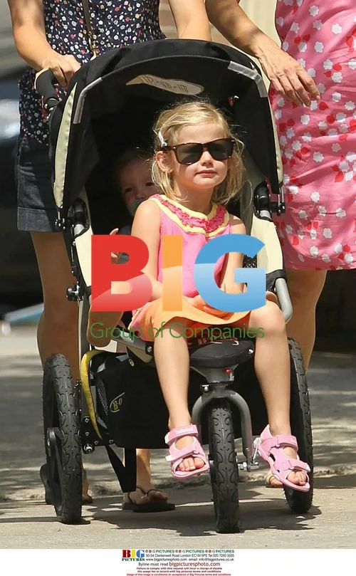 Jennifer Garner with daughters Violet and Seraphina