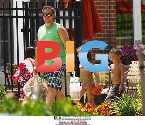 Jon Gosselin and Girlfriend at Pool