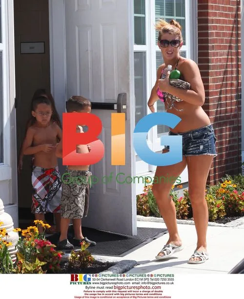 Jon Gosselin and Girlfriend with Sextuplets