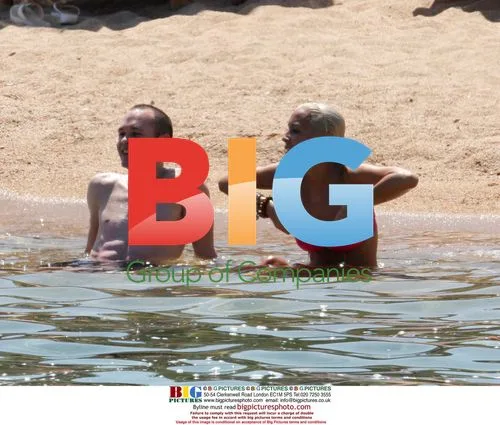 Andres Iniesta relaxing with girlfriend in Italy