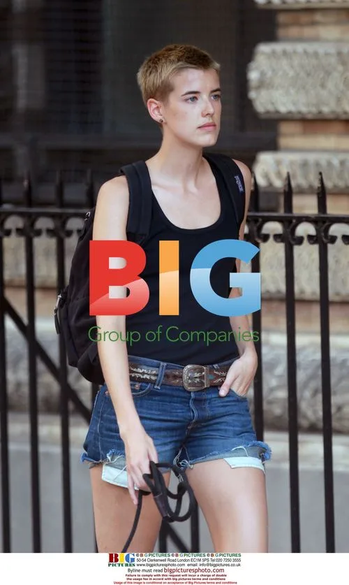 Agyness Deyn walks dog in New York