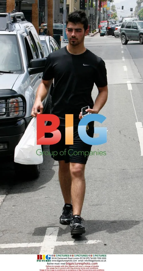 Joe Jonas Gets Take-Out After Gym