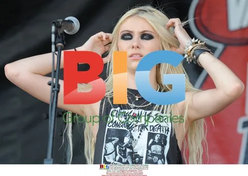 Taylor Momsen Performs at Vans Warped Tour