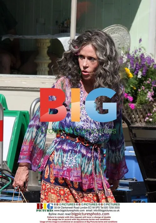 Jane Fonda, Elizabeth Olsen and Nat Wolff on set of 'Peace, Love and Misunderstanding'