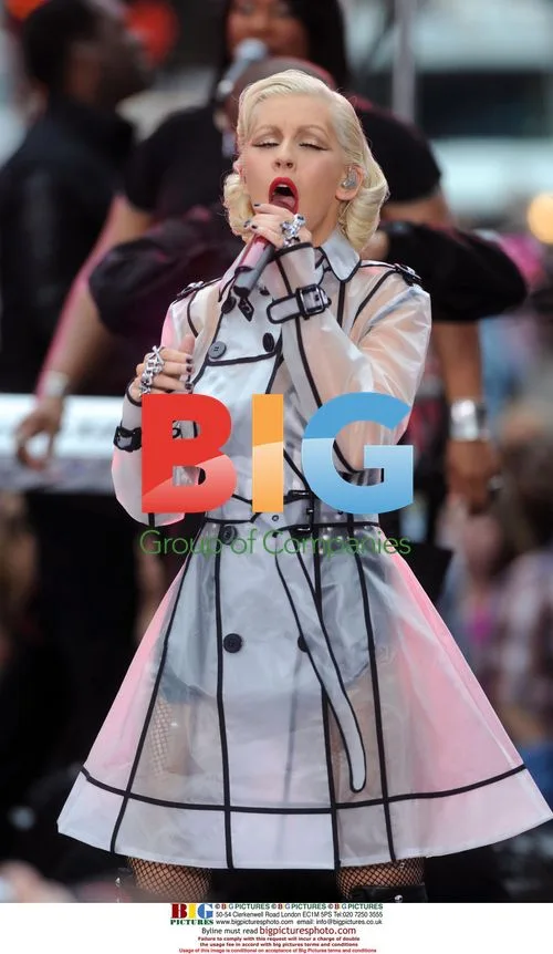 Christina Aguilera Performs on 'The Early Show'