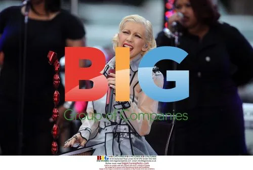 Christina Aguilera performs on 'The Early Show'