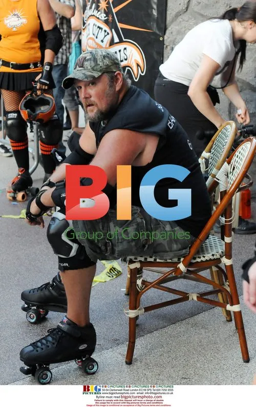 Larry the Cable Guy learns roller derby