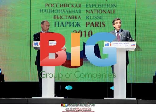 Vladimir Putin visits Paris exhibition