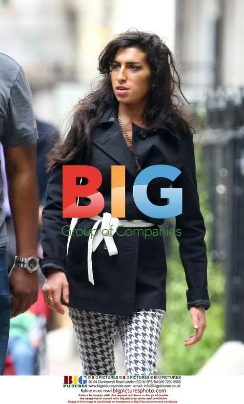 Amy Winehouse Runs Errands
