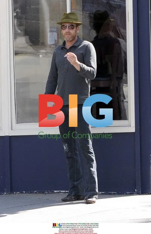 Kiefer Sutherland with girlfriend in NYC
