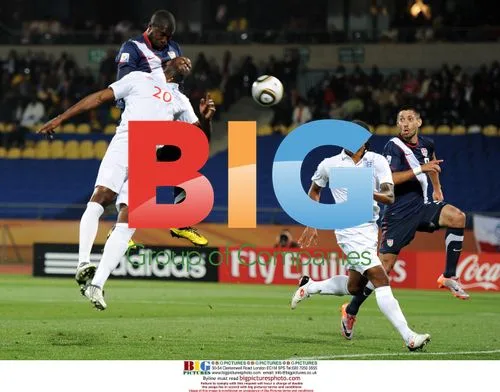 Jozy Altidore heads wide under pressure from Ledley King