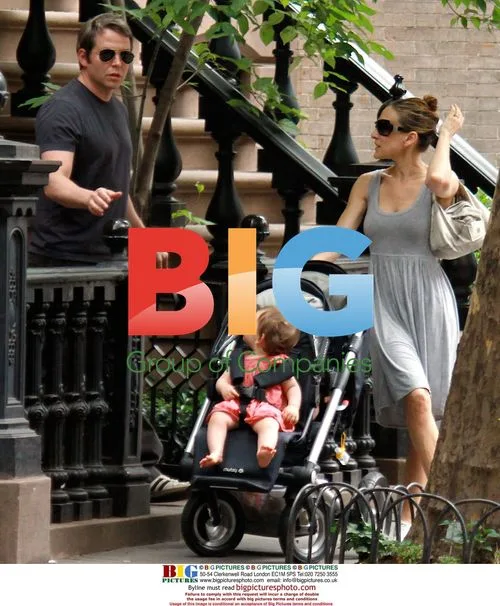 Sarah Jessica Parker Leaves Home with Daughters