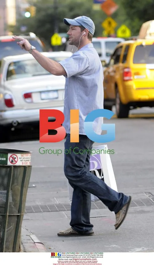 Ed Burns Running Errands in NYC