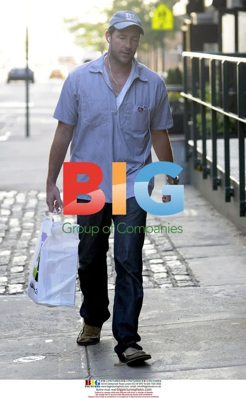 Ed Burns Runs Errands in NYC