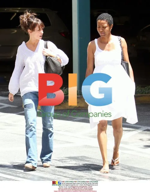 Jennifer Love Hewitt Goes Shopping