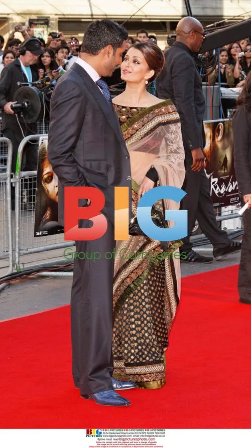Abishek and Aishwarya at Raavan Premiere