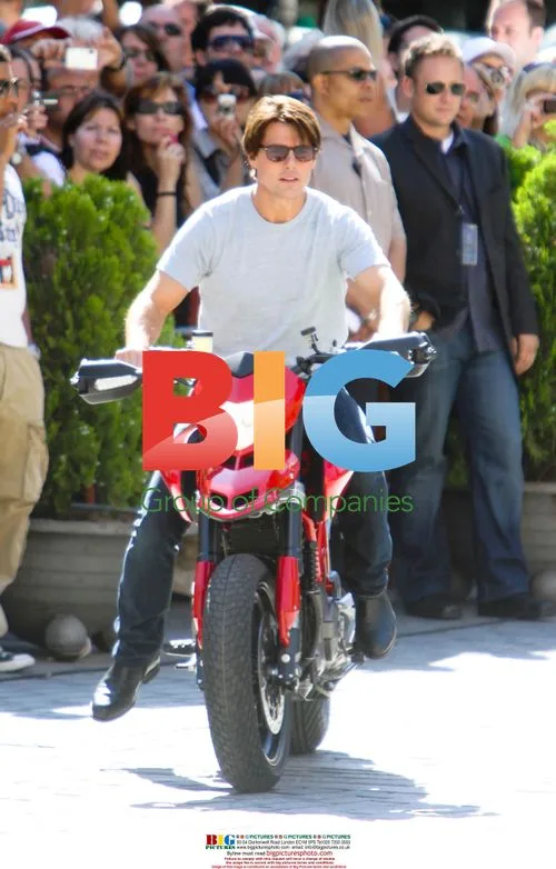 Tom Cruise and Cameron Diaz on set
