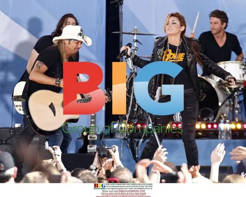 Miley Cyrus and Brett Michaels Perform on GMA